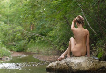 Фото голой девушки: в лесу у ручья
