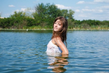 Фото голой девушки: купается в реке