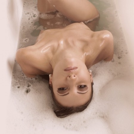 Фото голой девушки: Девушка принимает ванну