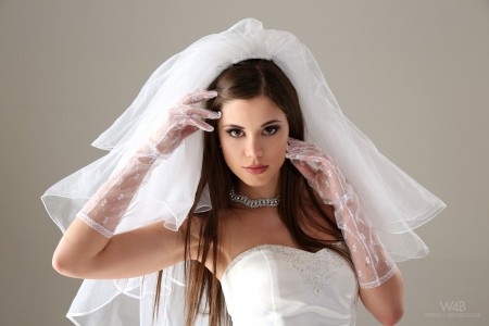Фото голой девушки: в свадебном наряде