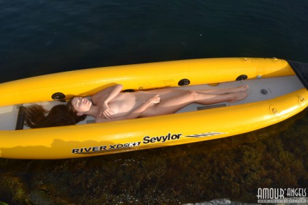 Фото голой девушки: в надувной лодке