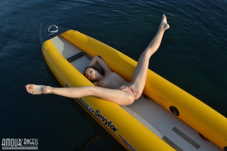 Фото голой девушки: в надувной лодке