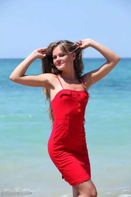 в красном платье на берегу моря