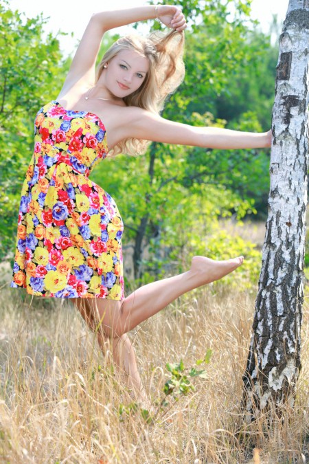 Фото голой девушки: на лесной полянке летом