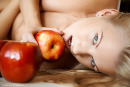 Фото голой девушки: с сочными яблоками