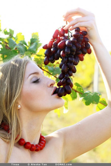 Фото голой девушки: в винограднике