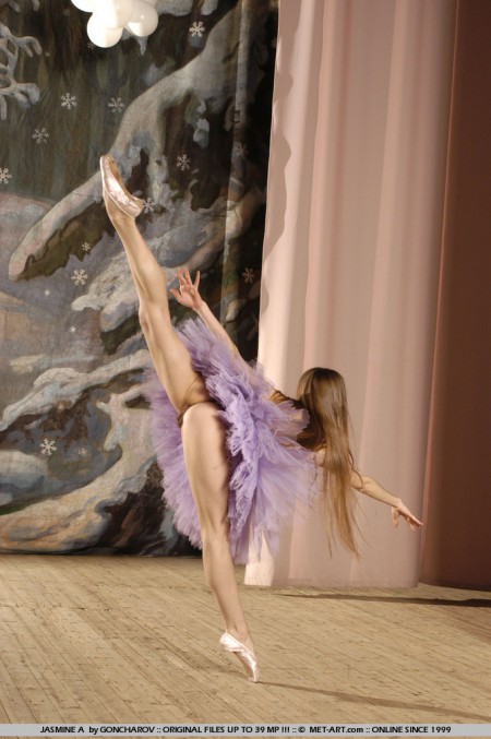 Фото голой девушки: занимается балетом