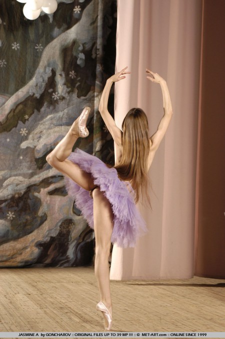 Фото голой девушки: занимается балетом