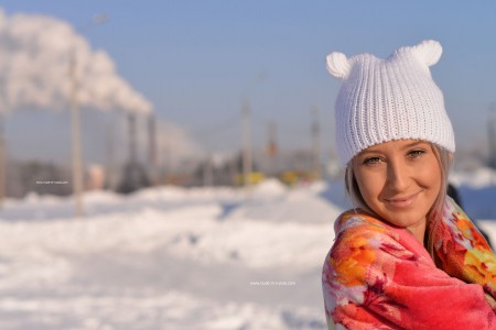 Фото голой девушки: в снежном городе