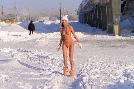 Фото голой девушки: в снежном городе