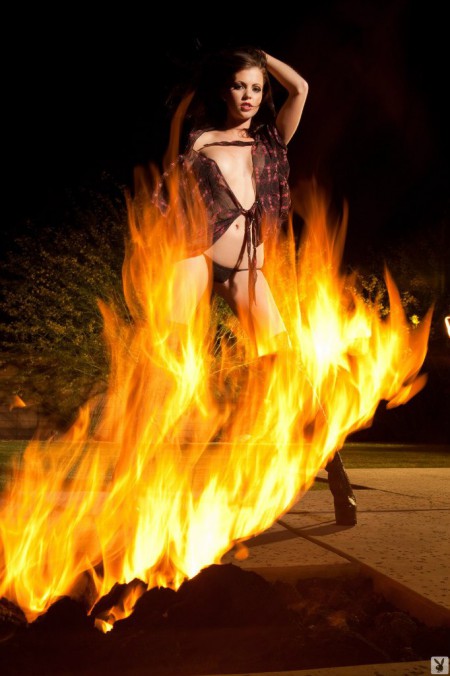 Фото голой девушки: в огне и ночью, красиво!