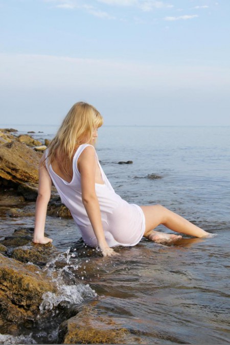 Фото голой девушки: на море