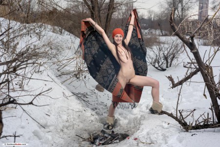 Фото голой девушки: в зимнем лесу