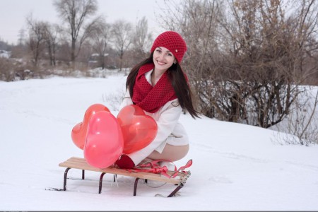Фото голой девушки: играется в снегу