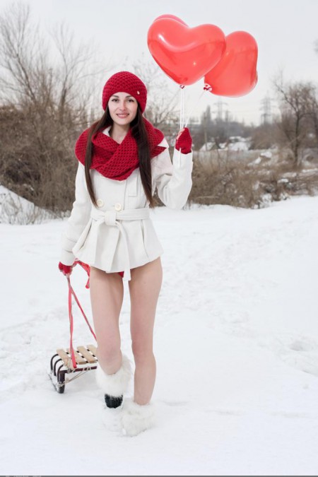 Фото голой девушки: играется в снегу