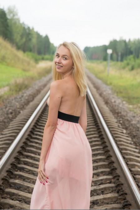 Фото голой девушки: позирует на железной дороге