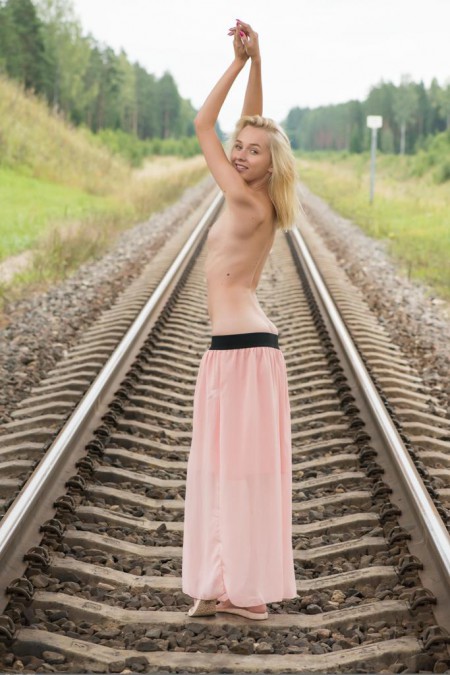 Фото голой девушки: позирует на железной дороге