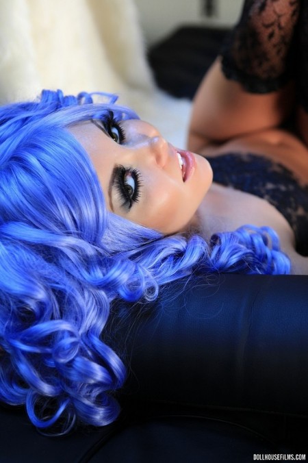 Фото голой девушки: С Голубыми Волосами, Носить Черное Белье