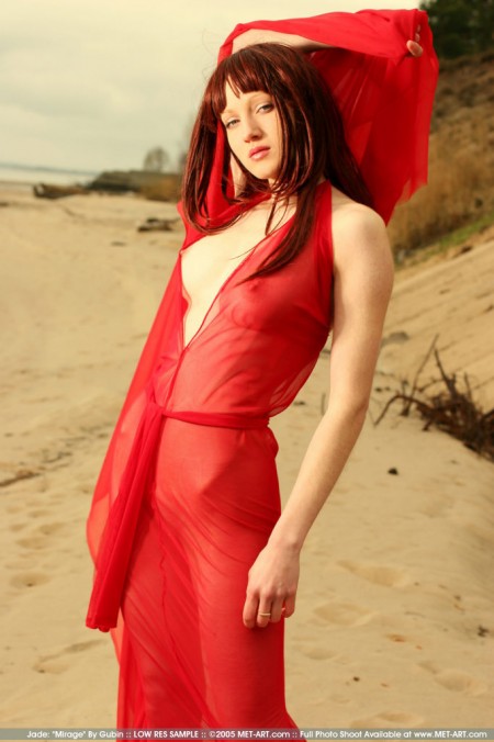 Фото голой девушки: Девушка в красном  на побережье
