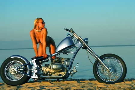 Фото голой девушки: Блондинка с натуральной грудью  на мотоцикле