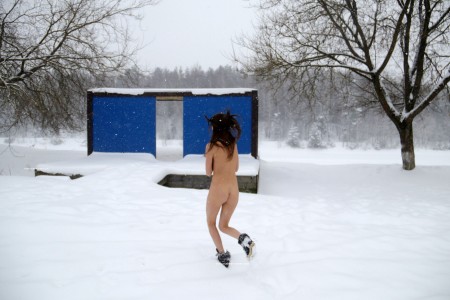 Фото голой девушки: Золото и снег
