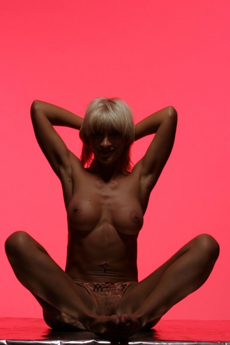 Фото голой девушки: Скульптурное тело блондинки