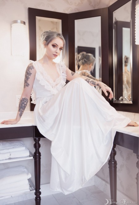 Фото голой девушки: Красивый фотосет GenevievePure Morning, косплей, татуированные, в душе (не порно)