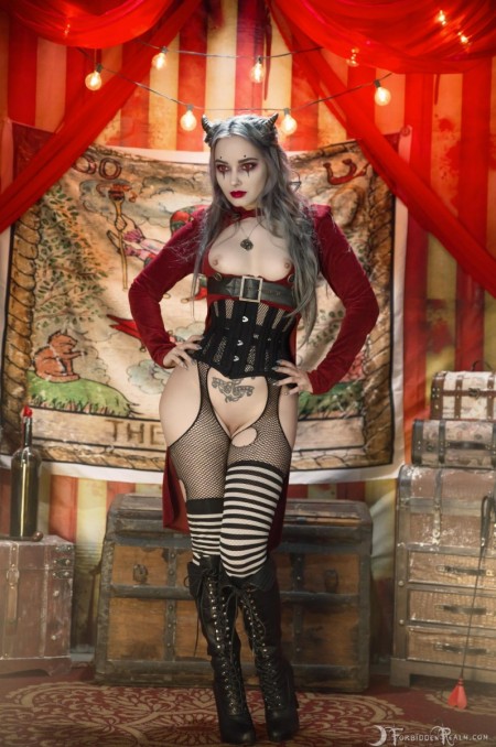 Фото голой девушки: GenevieveCircus Of The Damned, косплей, татуированные(эротика)