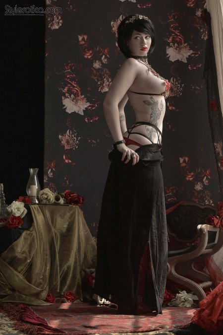 Фото голой девушки: Fairest Of Them, косплей, татуированные, брюнетки(эротика)