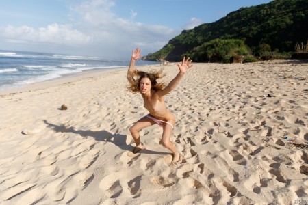 Фото голой девушки: На Замусоренность Пляжа