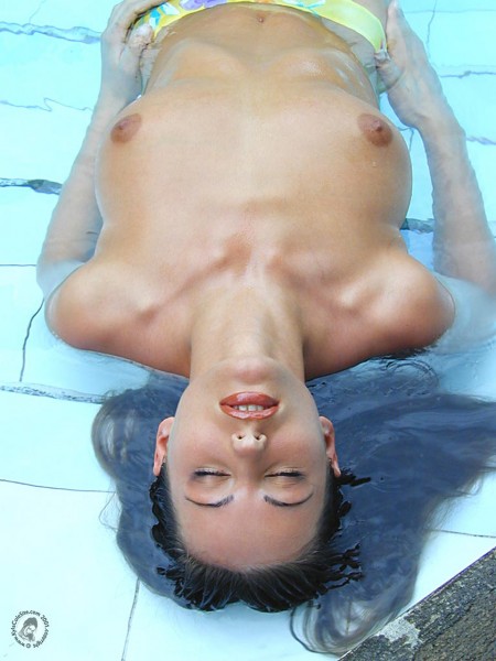 Фото голой девушки: в бассейне