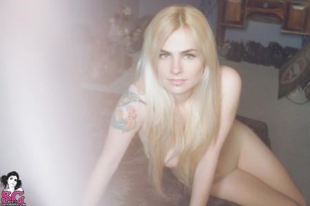 Фото голой девушки: All We Need Is Love, блондинка, татуированные