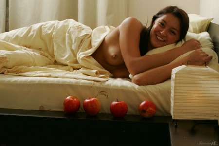 Фото голой девушки: Яблоки В Постели