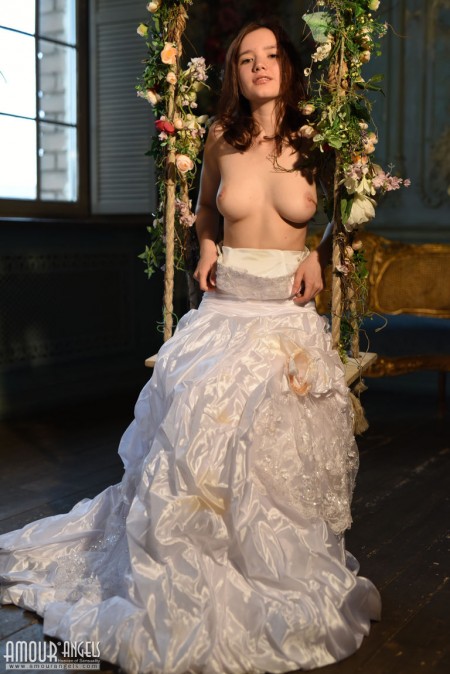 Молодая невеста освобождает свои большие натуральные от свадебного платья, когда она раздевается догола
