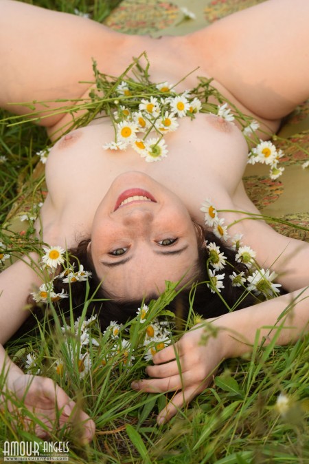 Невинная подросток Дженнифер срывает букет полевых цветов, раздеваясь догола