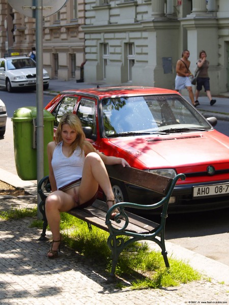 Фото голой девушки: Обнаженная на улицах Праги