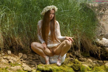Горячая молодая девушка прячется в лесу и демонстрирует свое великолепное худое тело в сете Акация