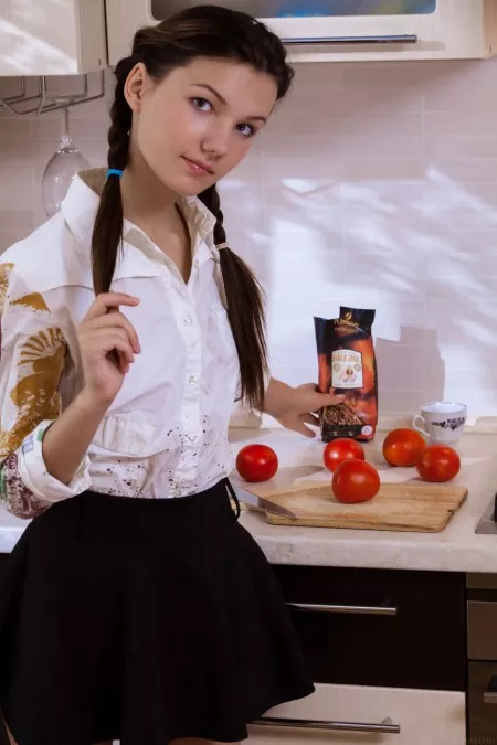 Симпатичная молоденькая Ива раздевается догола на кухне и показывает свою пушистую промежность