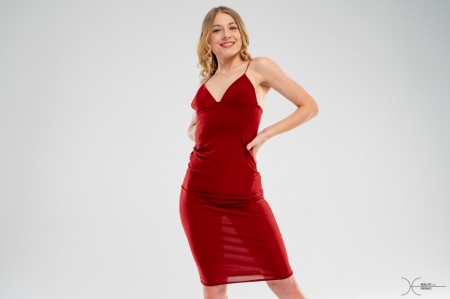 Nancy Grey в красном платье