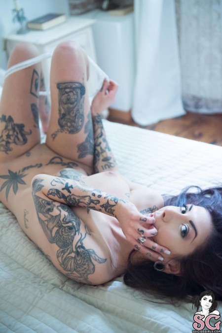 Фото голой девушки: Татуированная Брюнетка