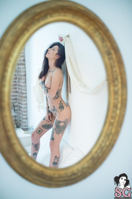 Фото голой девушки: Татуированная Брюнетка