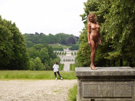 Парижский сад - Обнаженная блондинка в парке