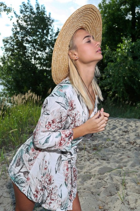 Aimee Rox Красотка - блондинка на природе в большой шляпе
