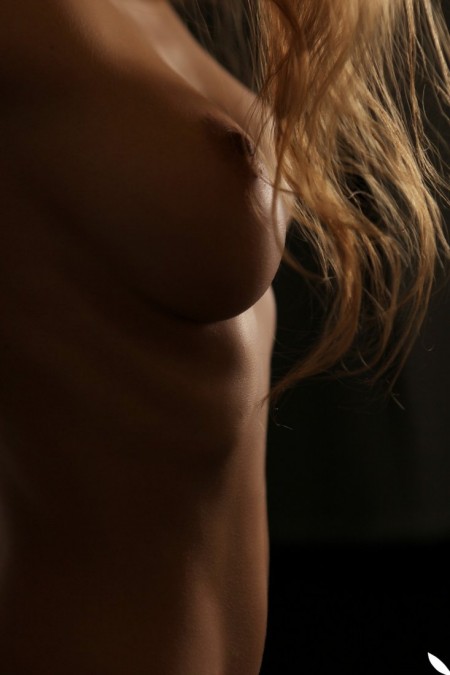 Фото голой девушки: Интимный секрет - Сексуальная брюнетка с красивыми сиськами