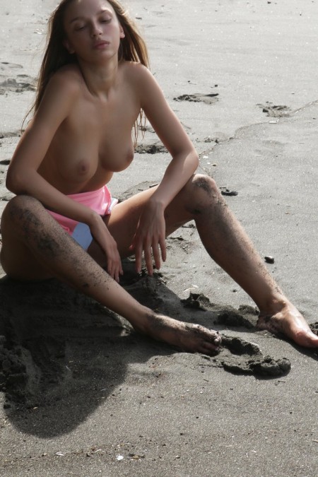 Ринар - Брюнетка с красивыми сиськами раздевается догола на пляже