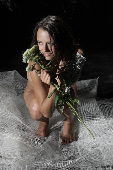 Фото голой девушки: невеста в темноте