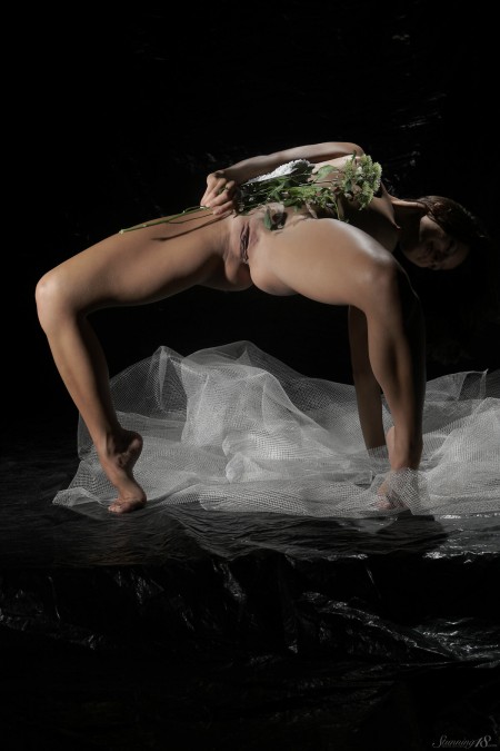 Фото голой девушки: невеста в темноте