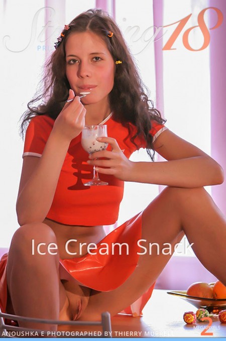 Фото голой девушки: закуска из мороженого