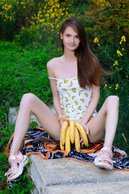 Anastasia Bella Go Bananas