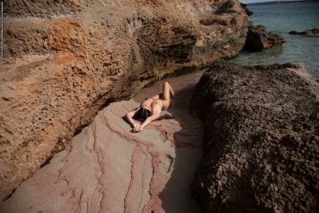 Фото голой девушки: Розовый пляж